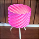 Abajur LED Decorativo Spirale Wood Espiral Moderno com Base de Madeira para Quarto e Sala